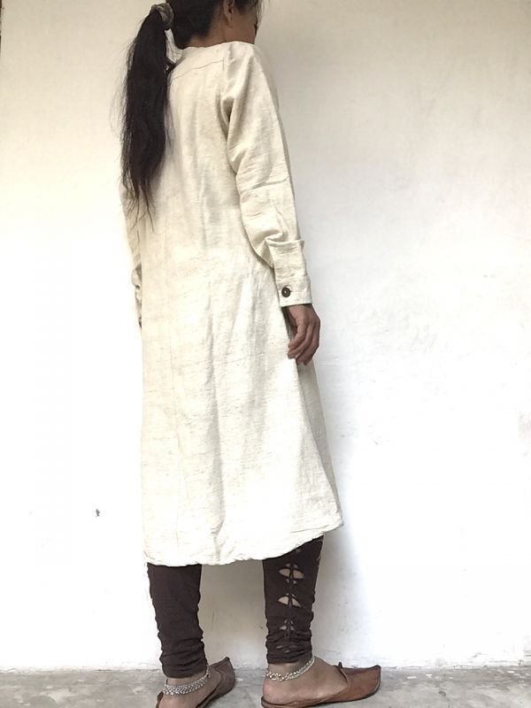 ビーガンシルク クルタ襟ワンピース ホワイト 着画斜め後ろ