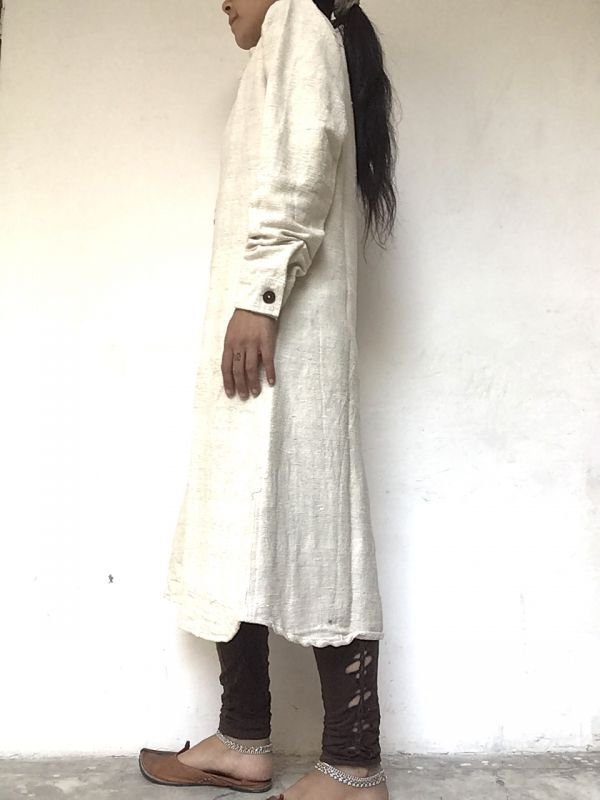 ビーガンシルク クルタ襟ワンピース ホワイト 着画サイド