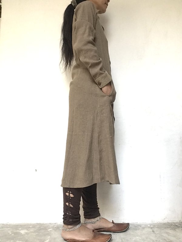 ベジタリアンシルク クルタ襟ワンピース カーキ 着画サイド