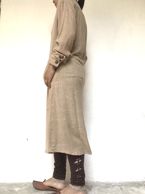 ベジタリアンシルク クルタ襟ワンピース ベージュ 着画サイド