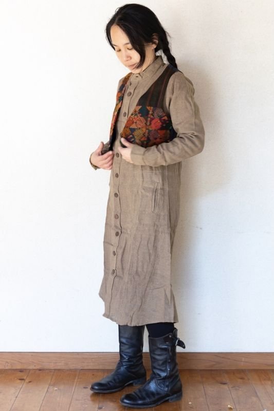 ローシルク クルタ襟ワンピース ベージュ 着画斜め後