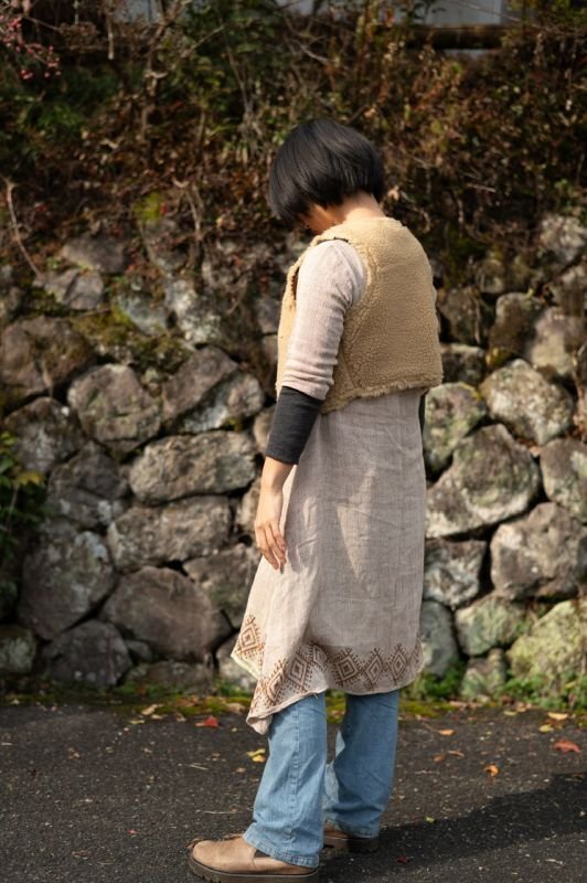 ハンドメイドショートベストで脚長シルエット