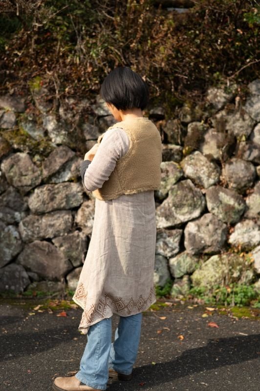 ハンドメイドショートベストで脚長シルエット