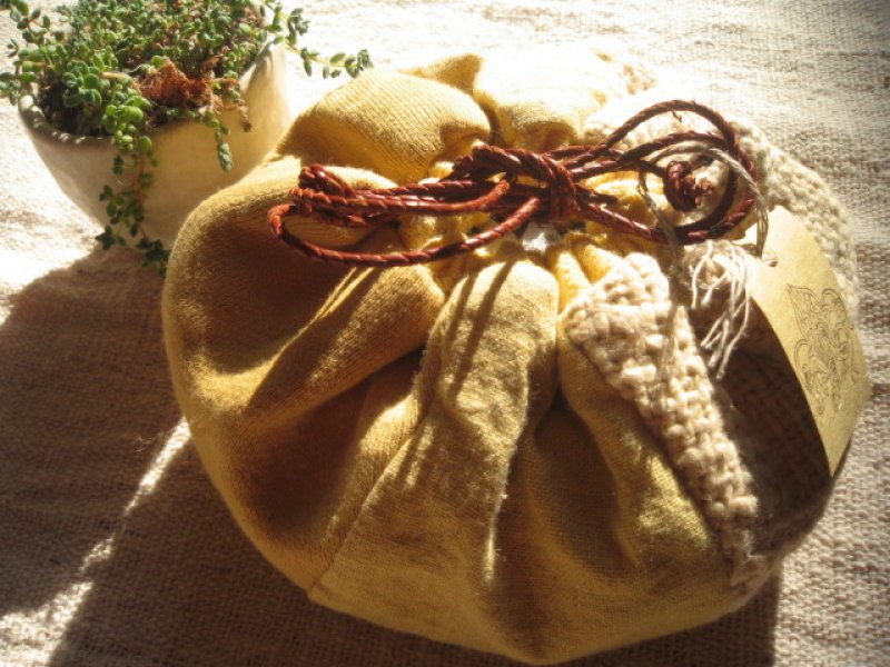 画像1: 草木染パッチワーク 球体ポーチ ＊砂漠 (1)